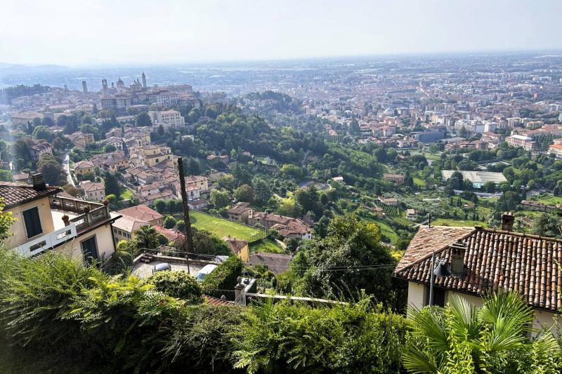 この写真は、チッタアルタのすぐ外のサンヴィジリオ通りからの眺めです。チッタアルタへ上るフニコラーレ(ケーブルカー)だけでなく、サンビジリオ城址へ上るフニコラーレにのって、上からの景色を、いつの日かもう一度駅近くのリストランテで眺めることを心に誓いました。