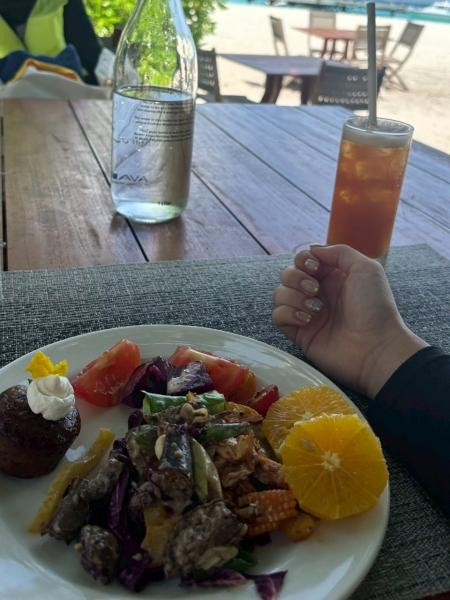シュノーケリング後は海辺で美味しいランチを