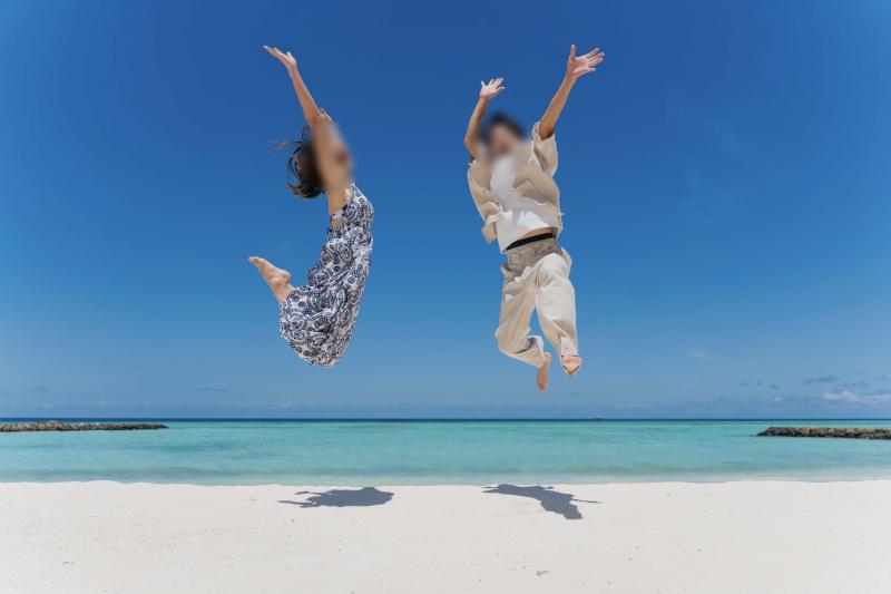 写真は90枚ほど撮っていただきましたが、追加料金なしでもらえるのは10枚程度で、追加は1枚20ドルとのことだったので選ぶのが大変でした。選んだ写真はiPhoneの場合はその場でAirDropで送っていただけました(ドローン撮影は特に追加オプションなどはなく動画はAirDropで送っていただけます)。フォト&ドローン撮影は別々で予約が必要だったので、スケジュールを考えておくとよかったなと思いました。