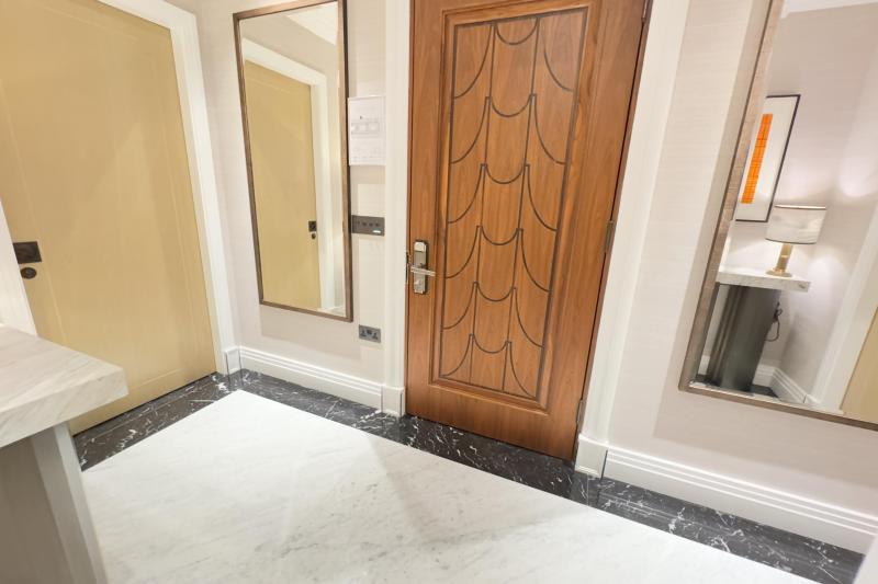 廊下から扉を開けると、さらに扉が!