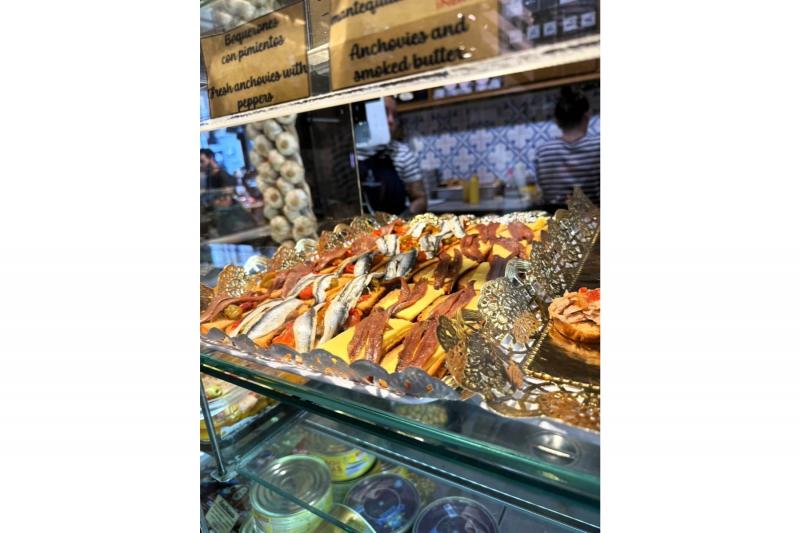 美味しそうなピンチョスやハムが所狭しと並べられていて、どれを食べたらいいかわからない! 大勢の人でにぎわっていて、場所の確保や注文にウロウロしました。でも、これが次のサンセバスチャンに向けて良いウォーミングアップになったかも。