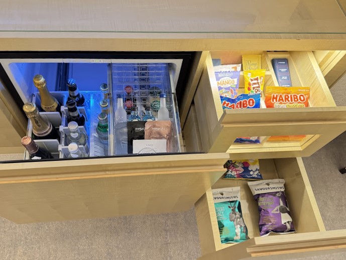 テレビの下にある冷蔵庫