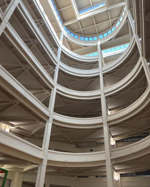 自動車工場時代は、完成した車を屋上で試乗していたというユニークな構造を持っているのですが、中に入ってみるとその立体的な構造がよく分かりました(写真:立体駐車場のようなリンゴット内部)。上階に上がるごとに車は少しずつ組み立てられていき、屋上にたどり着くころには完成して試乗できるようになっていたそう。現在は屋上でイベントが開かれていたり、1階にはお店も少し入っています。今後の発展が楽しみですね。