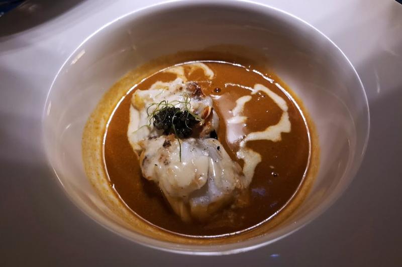 ビスクスープ。ガーリックバター風味のロブスターにネギ、キャビアを添えて