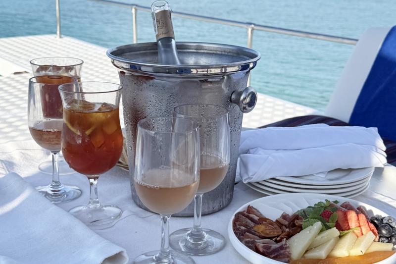 よく冷えたワインやレモンティーで乾杯!