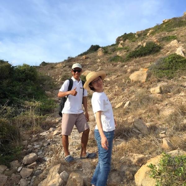 慣れたスタッフに従い、岩山を上ります。正味1時間弱のライト級。靴も貸してもらえます