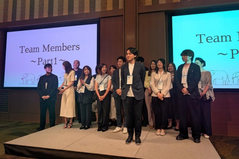 恒例のスタッフ紹介です。いつも会の終盤に行っているスタッフ紹介ですが、今回は日本各地から38名も集まりましたので、2回に分けて行いました。