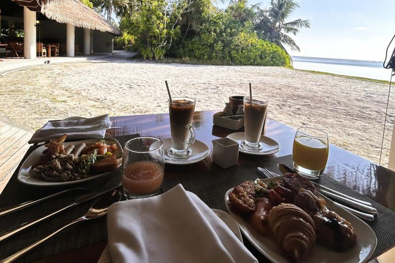 ダイニングバーでの朝食時の写真です。食事をしながら海を眺めていると、思わず入りたくなり、食事を終えてそのまま海に入りました!