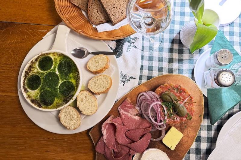 エスカルゴのバジルオイル煮、牛肉のユッケ、チーズ、ハムの盛り合わせ。私のお気に入りはユッケです♪ からしがきいていて、どれだけでもいただけそうなほどヘルシーです。