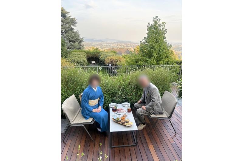 ただ、ディナーの前に、アペリティーボ(食前酒)をお願いし、写真にあるソファエリアでいただきました。二人一杯ずつのカクテルに対して、生ハム、チーズ、ナッツ、パンなど、どれもボリュームたっぷり、生ハムチョーうまいが食べきれませんでした。こんな感じでディナー前のひとときも楽しみました。