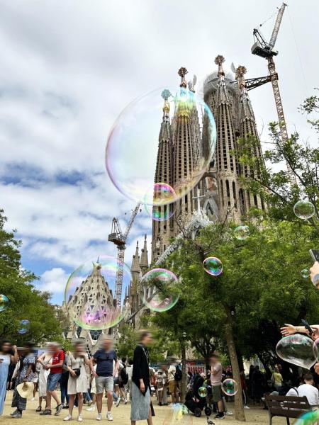 バルセロナの公園内からの光景。シャボン玉の路上パフォーマンスで偶然撮れた一枚