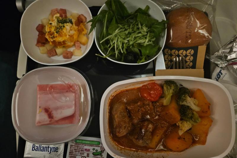 出発してすぐのホットミール