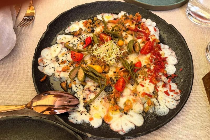 フヴァル島初日の「Mediterraneo Dine&Wine(メディテラネオ ダイン&ワイン)」はミシュランにも取り上げられた店で、タコのカルパッチョやマグロのタルタルの予想を覆す味の世界に魅了されました(写真:メディテラネオでいただいたタコのカルパッチョ)。