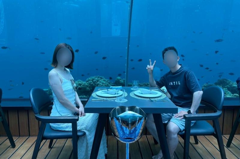 モルディブで宿泊したフラワリ アイランド リゾート内の水中レストランでの記念写真