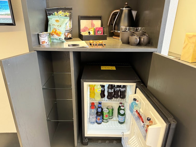 ミニバー。コーヒー、紅茶以外は有料です