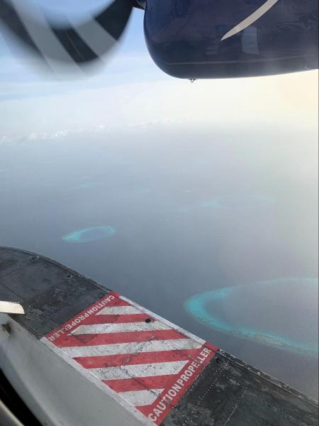水上飛行機から見える他の島々と海の景色