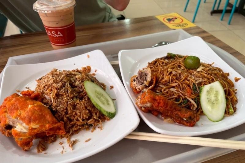 定番のラクサ、ナシレマッ、ナシゴレン、ミーゴレンなどはしっかりおさえて、朝ごはんにはカフェでカヤトーストを食べたり、夜はアロー通りで屋台メシを食べたり、2日間の滞在ながらさまざまなものを食べました(写真:ナシゴレンとミーゴレンです)。ラクサは2人とももともと好きで、やはりどこで食べても絶品です。カヤトーストがおいしいのは新発見でした。