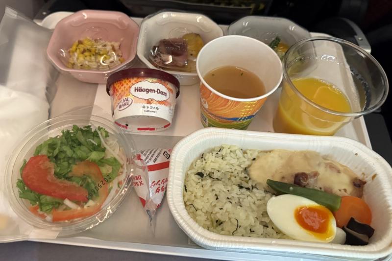 深夜ですが、食事も1回出てきました