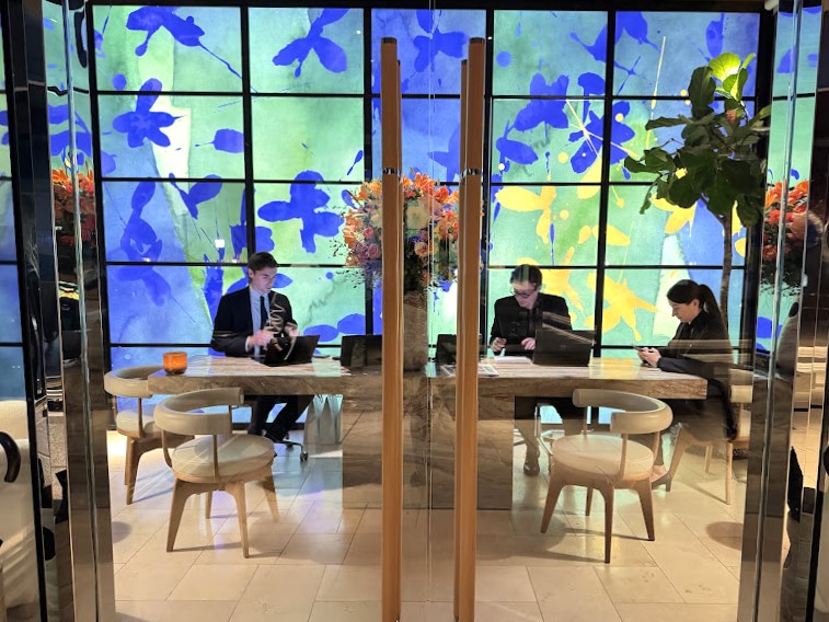 チェックインはこちらのカウンターで