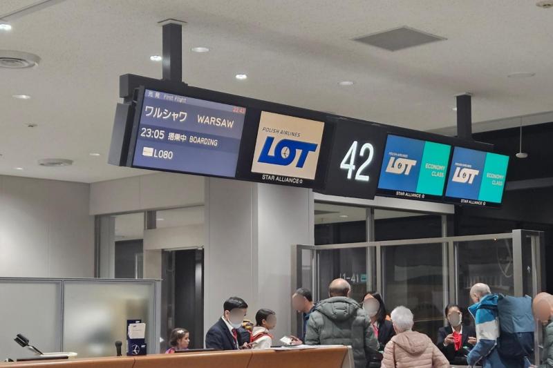 本日の成田最終便、一番端の42ゲートから出発です