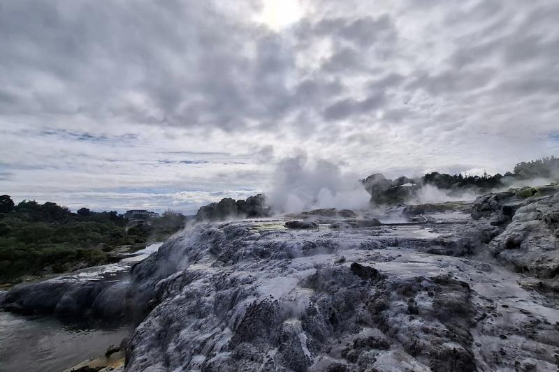 地上約30mの高さまで吹き上がるポフツ間欠泉は必見です!!