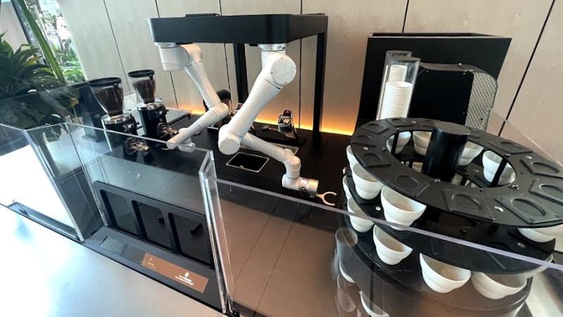 こちらがその「バリスタマシーン」です。実際にでき上がったカフェラテをいただいてみると、想像以上においしく、マシーンのクオリティの高さに驚かされました。こうした最新のサービスも、このホテルの魅力のひとつだと感じました。