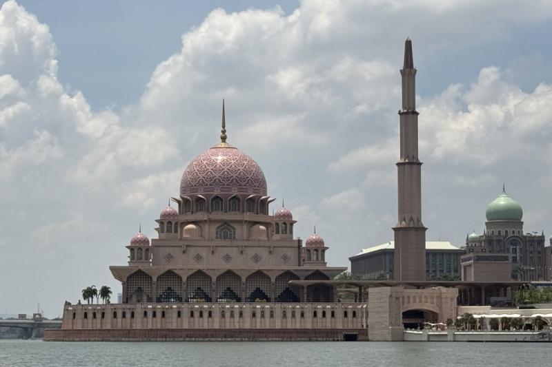 ピンクモスクを湖上から眺められるクルーズに参加しました