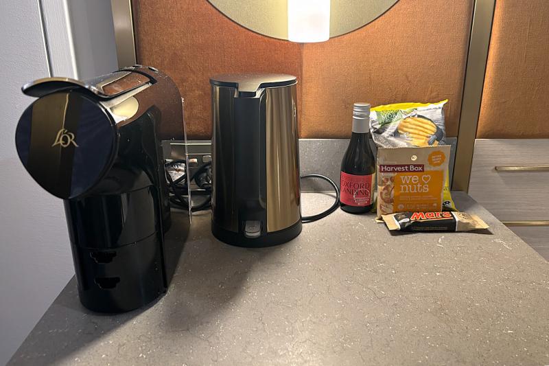 ラックの隣にコーヒーマシーンなど