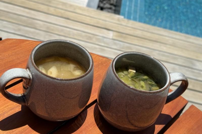 私たちは塩分が不足しがちだったので、日本から持ってきた味噌汁を飲んで元気を回復させていました。