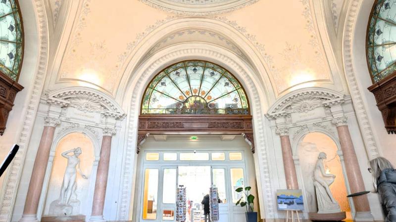 パレ ルミエールの内部の様子です。入って左は展示スペース、正面はショップ、右からは会議センターとなっています。