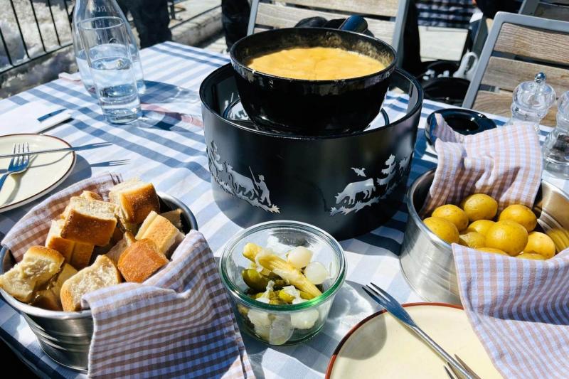 テラスレストランでチーズフォンデュの食事