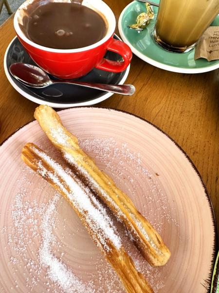 砂糖たっぷりのチュロスとホットチョコレート