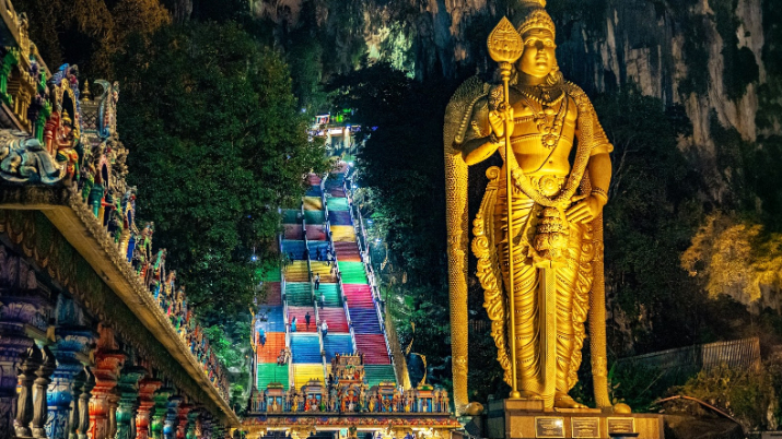 ここは、ヒンドゥー教の聖地として知られ、カラフルな階段と高さ42.7mの巨大な金色の「ムルガン像」が印象的です。神秘的な空間が広がり、圧倒される迫力でした!
