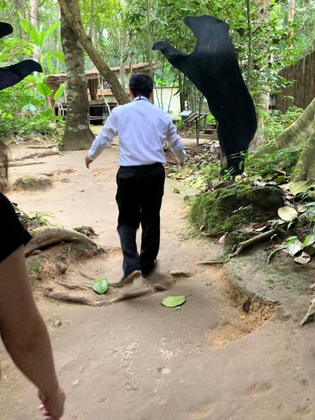襲い掛かりそうなクマのモニュメント(?)が両側からお出迎え