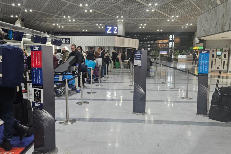 3つのレーン。ウェブチェックインを済ましておくのがおすすめです