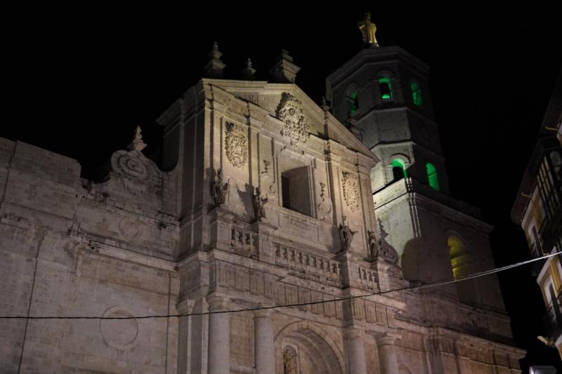 重厚なファサードと、シンプルながらも力強いエレリア様式が特徴で、内部には17~18世紀の宗教芸術が残されています。“未完の大聖堂”として知られる、バリャドリードを代表する歴史的建造物です。