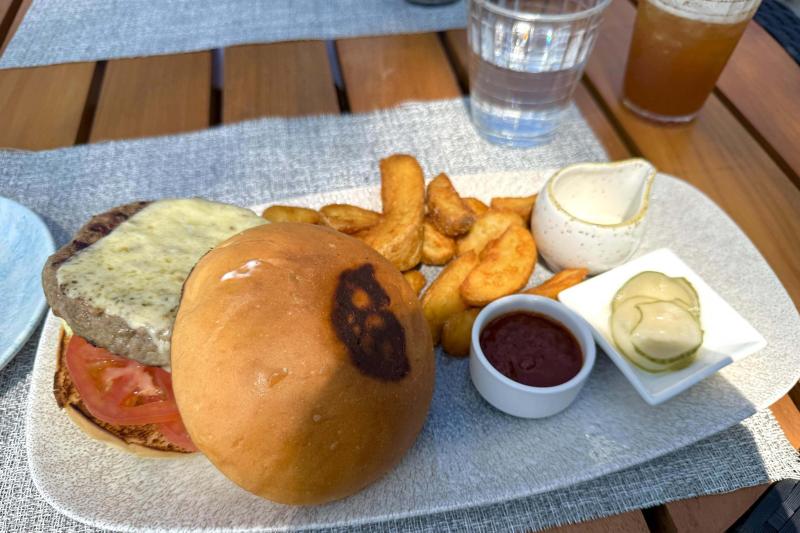 「スキップジャックバー」のハンバーガー。お肉が肉厚!