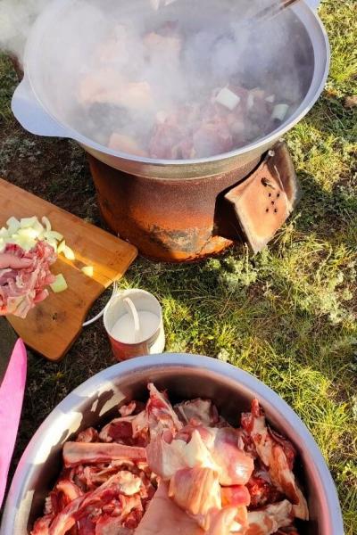 焼いた石で先ほどの羊、野菜、塩で蒸し焼きにします