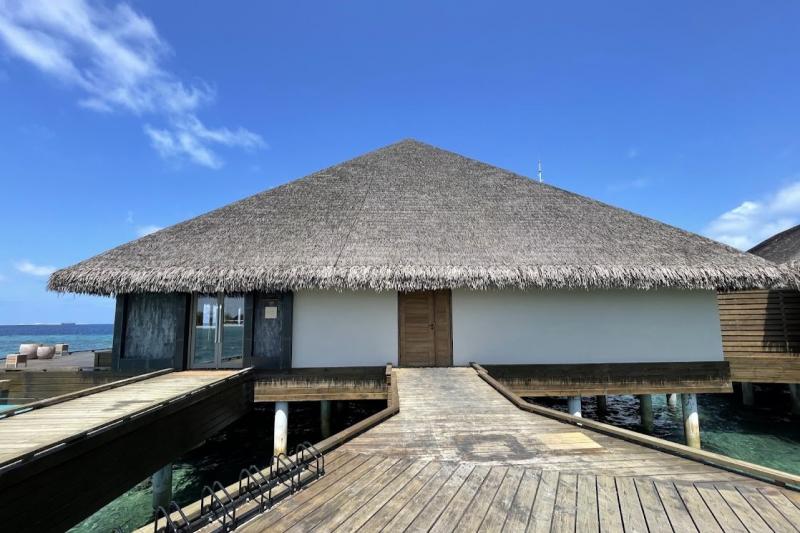 こちらはアジア料理を提供する水上レストラン「ボー(BŌ)」です。ボーはディナーのみの営業となります。