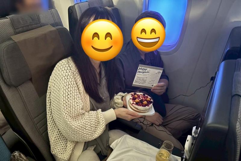 モルディブ行きの飛行機ではサプライズケーキをいただきました!