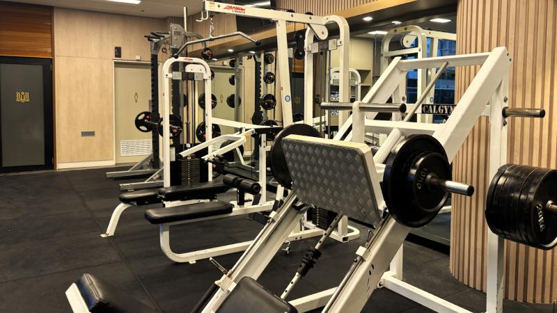 こちらはジム。サウナは見られなかったのですが、この奥に!