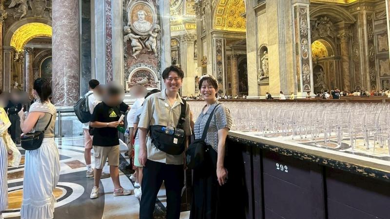 ローマ滞在中にバチカンのサンピエトロ寺院も訪れました。内部も圧巻!