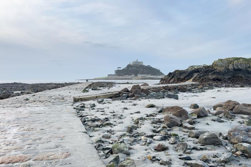 干潮時には石畳の道を歩いて渡っていくことができますし、満潮時は「マラジオン」からボートに乗れば約5分で到着します。潮の満ち引きに応じてアクセス方法が変わるユニークな島です(こちらの写真では、石畳の道が見えています)!