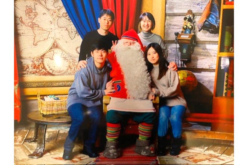 ロヴァニエミにあるサンタクロース村で記念写真