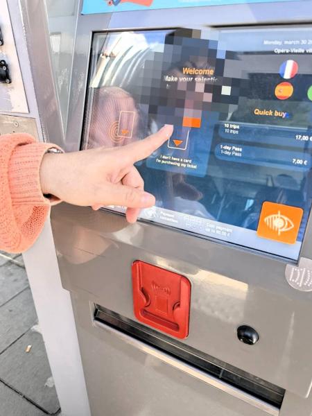 これがトラムの券売機です。トラムの乗り方は、前方のドアから乗り、カードリーダーに切符をタッチします。降りるときは、電光掲示板で駅名を見て、STOPボタンを押して後方のドアから降ります。ガイドさんに教えてもらったおかげで、翌日からとても助かりました。ガイドさんとの街歩きは、楽しく有意義な3時間でした。