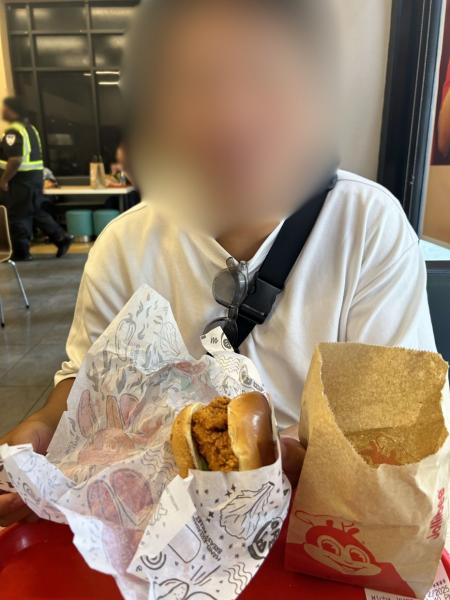 海外で人気のファーストフードチェーン店「ジョリビー」のハンバーガー
