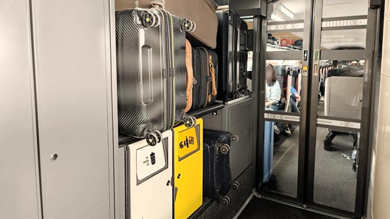 ニースからリヨンへは、同じく高速列車TGVで4時間から4時間半。利用客が多いこともあり、2階建てのTGVが多いです。今回、私はリヨンからニースに移動する際にTGVを利用しましたが、この時も2階席でした。1階のバゲッジエリアにスーツケースを置けるように早めにホームに行くことをおすすめします。(写真は荷物置き場のイメージ。これは2階です)