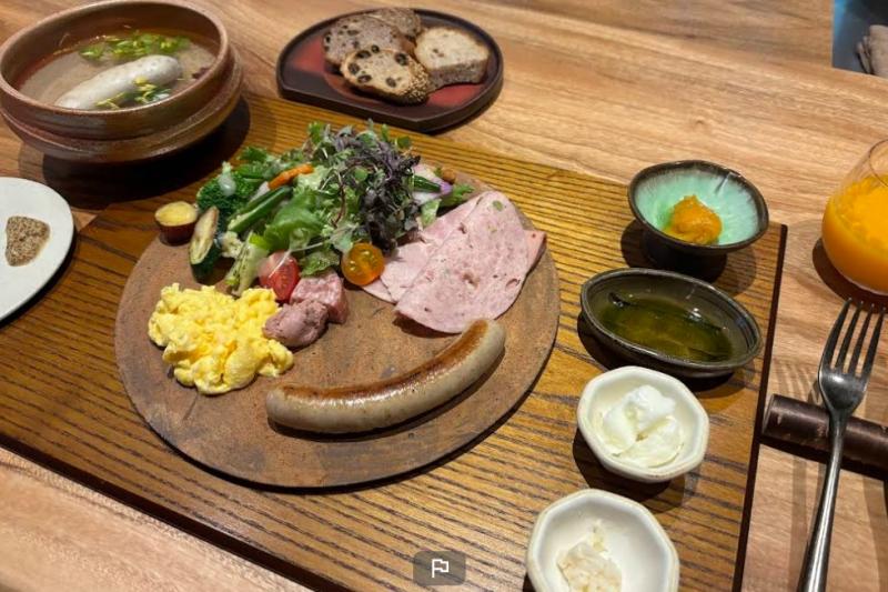 最高の場所、最高の人、最高の料理、最高の時間でした。ここが人生初のオーベルジュでしたが、気さくに受け入れていただき感謝しかありません!すべてがこの場でしか味わえません。雨の日は目の前のお山の緑がいっそう映えて、晴れていれば青空はもちろん、デッキでの夜空も格別でした。どんな条件でもリラックスできる空間です。友人と利用しましたが、また戻って来れるように仕事頑張りたいです。(写真:ドイツ朝食を選びました)