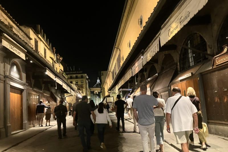 フィレンツェも夜遅くまで歩いても大丈夫でした。ディナーの後、教会でのオペラコンサートが終わったのが22時30分過ぎでした。その教会からホテル周辺まで観光客があふれる程歩いており、夜景を楽しみながらホテルに戻りました。写真はヴェッキオ橋の夜の様子です。