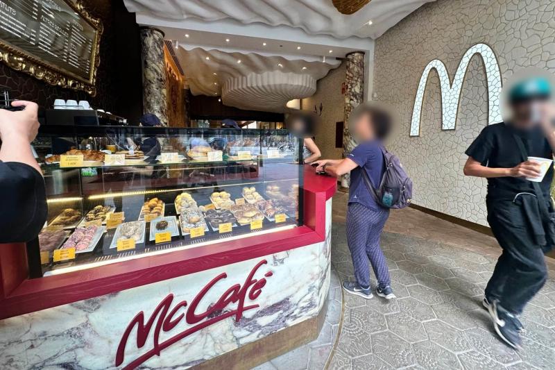 こちらはガウディ仕様のマクドナルド